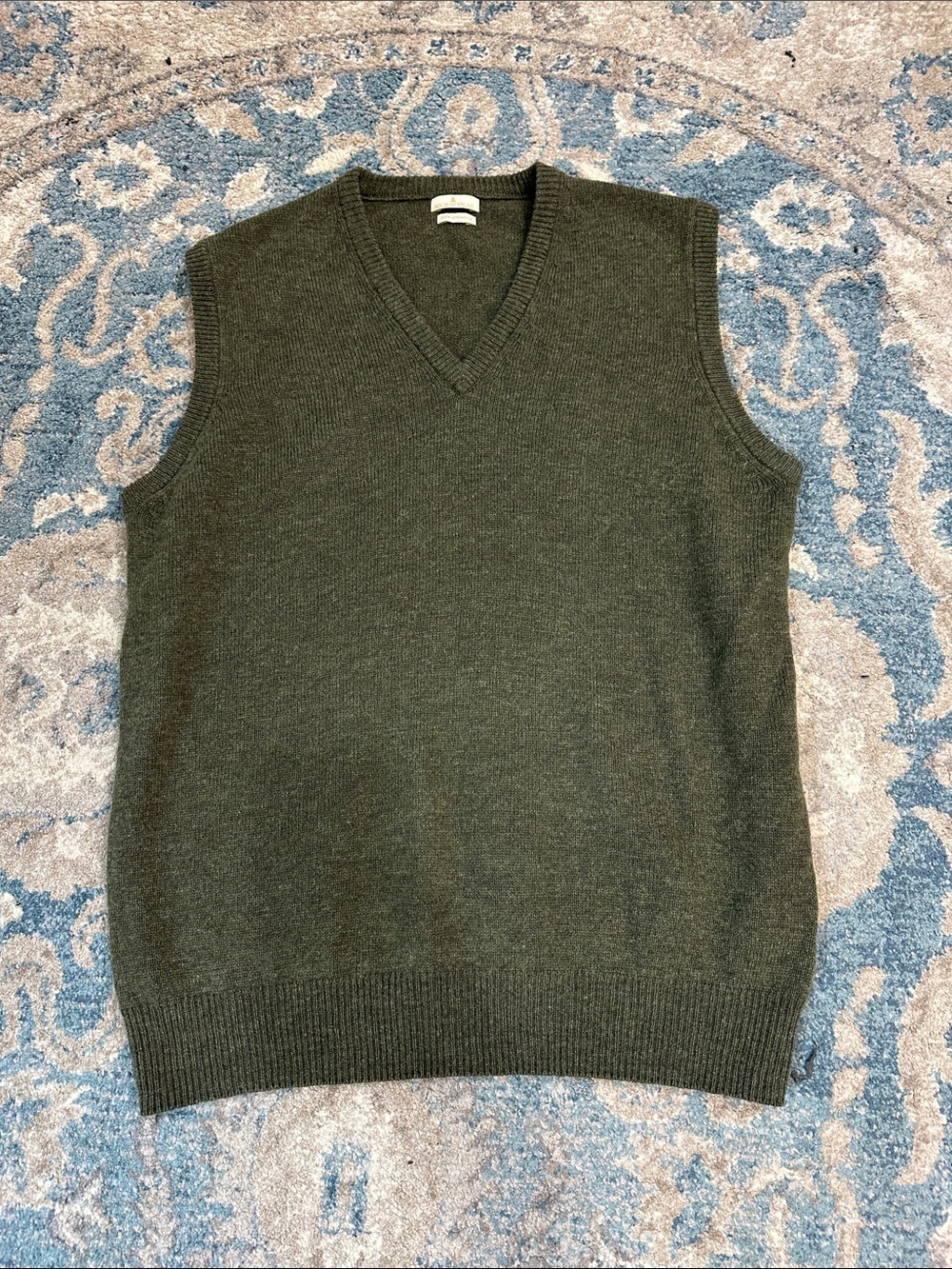 House of Bruar Men's V-Neck Wool Sleeveless Sweater Vest in Olive
